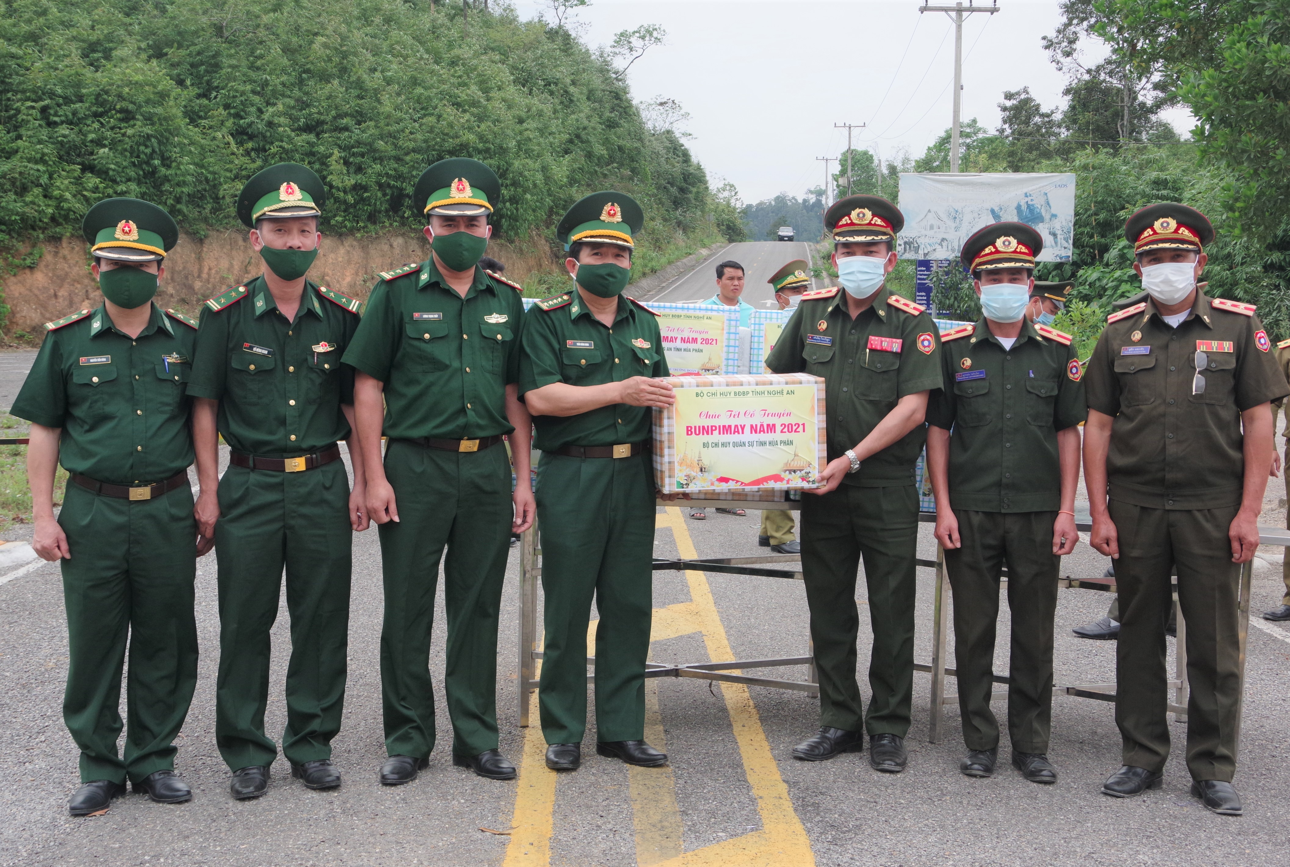 BĐBP tỉnh Nghệ An chúc mừng LLVT ba tỉnh nước bạn Lào